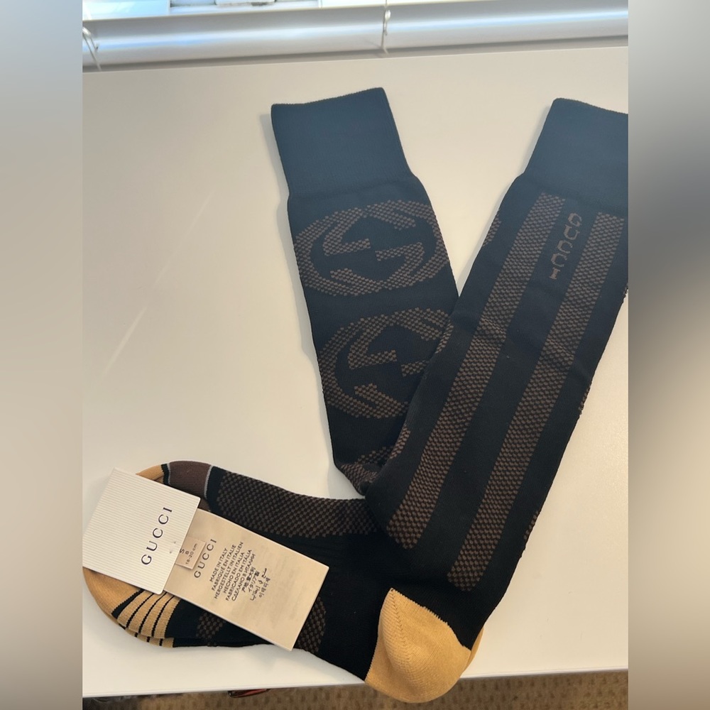 Men’s Gucci interlocking GG socks, made in Italy size small fits larger